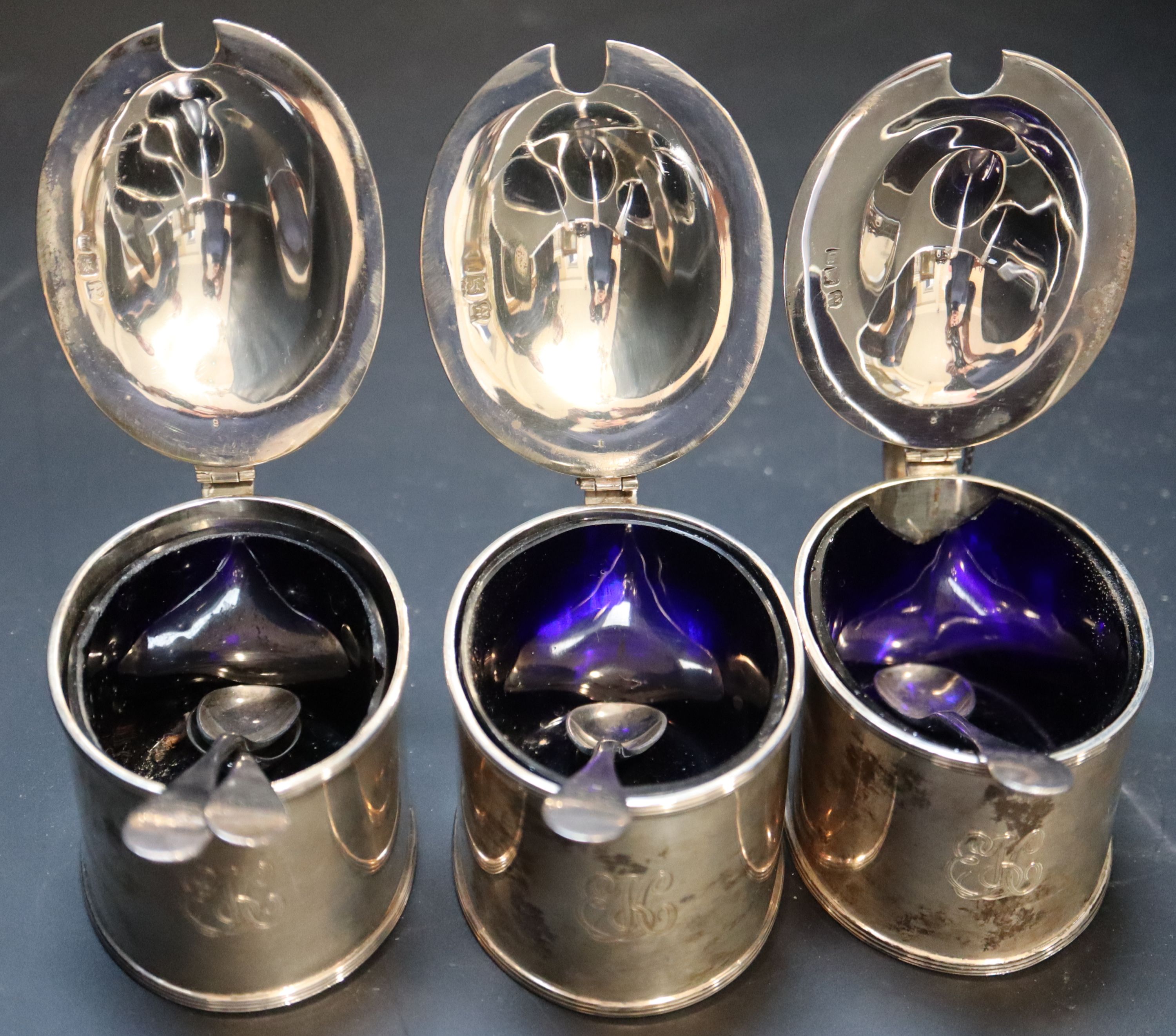 A set of three Edwardian silver mustard pots, gross 16oz.